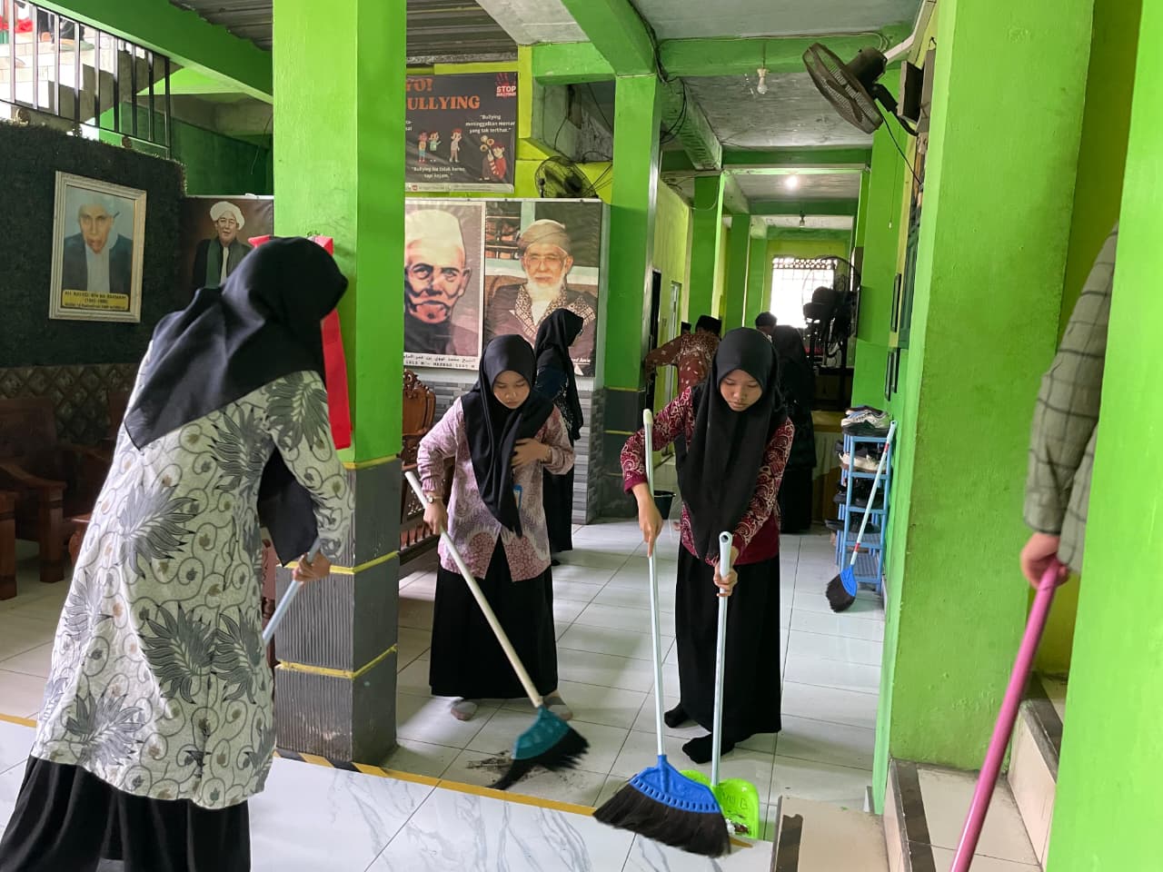 KEGIATAN JUM'AT BERSIH SISWA SMPIT AL ITQON